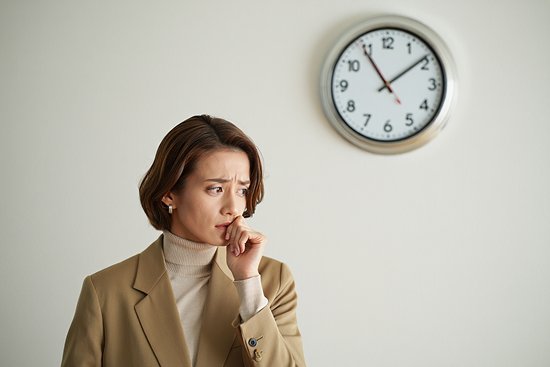 Девушка нервно ждет нужного времени